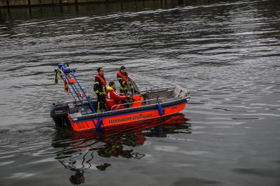 Stuttgart Wangen: Oelverschmutzung im Neckar sorgt fuer Einsatz der feuerwehr